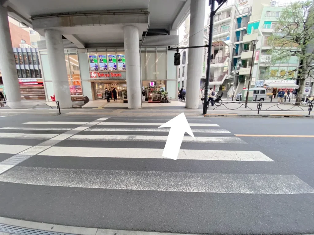 都立大学駅を出てパーソナルマシンピラティスLAVIA都立大学店への行き方①